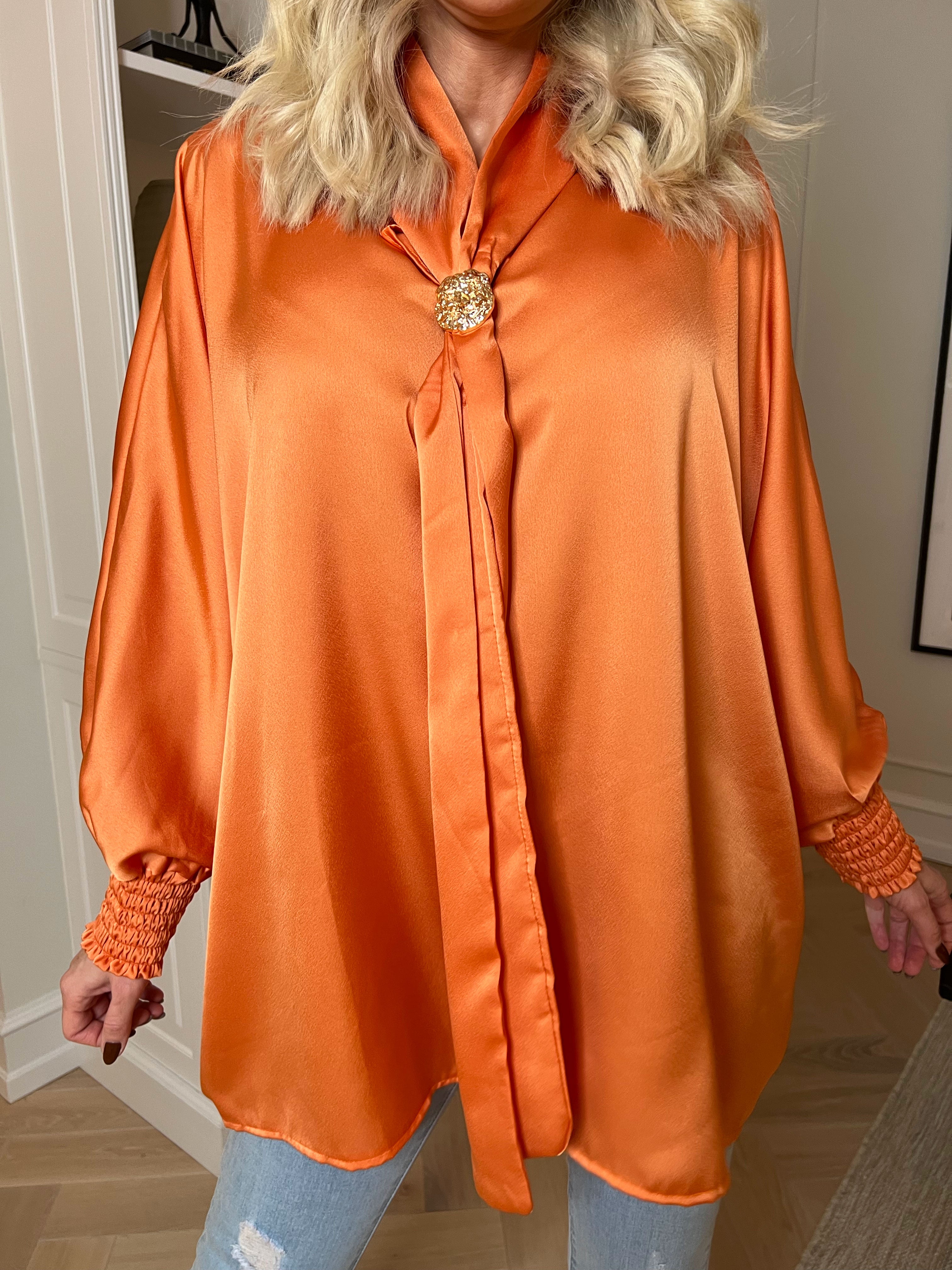 Janai - Sød tunika i silkelook med guld broche